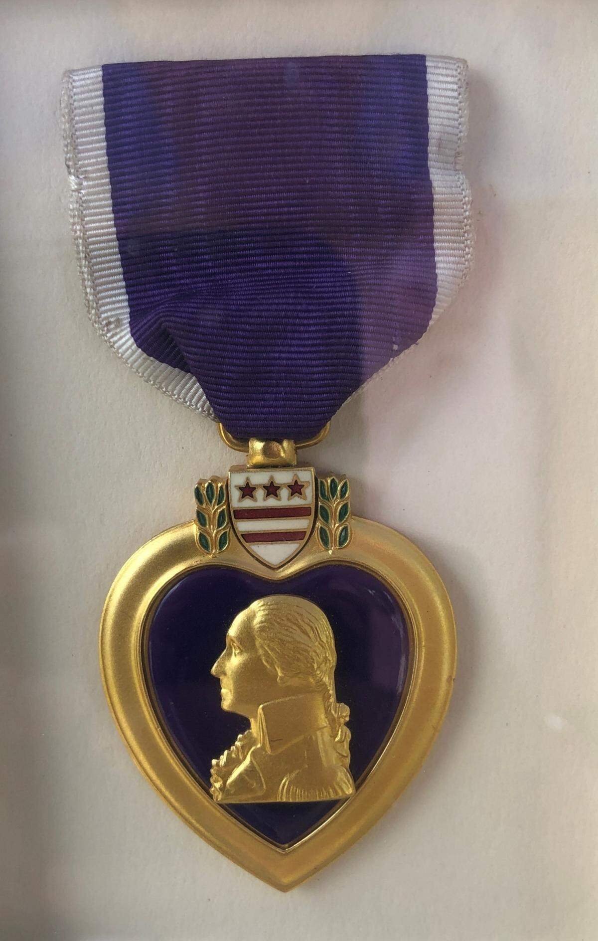El Corazón Púrpura es una condecoración de las Fuerzas Armadas de los Estados Unidos con el perfil del general George Washington, otorgada en nombre del Presidente a aquellos que han resultado heridos o muertos en servicio después del 5 de abril de 1917.1 René Leopoldo Ramos recibió la máxima condecoración por su servicio en la guerra de Vietnam