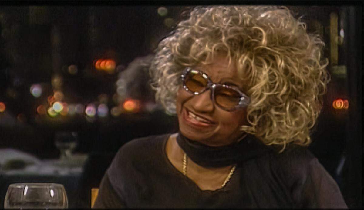 Celia Cruz conversa sobre La Habana que disfrutó, sentada en un restaurante a orillas del río Hudson. 