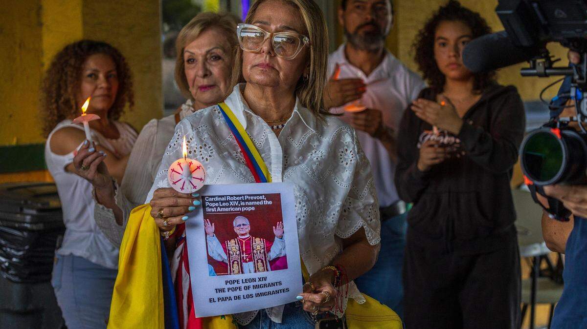 La venezolana-estadounidense Carol Quintero, quien reside en Estados Unidos desde hace treinta años, asistió a una vigilia con un cartel del nuevo Papa, realizada en Doral por el Caucus Venezolano-Americano en apoyo a la extensión del TPS para los venezolanos que se vieron obligados a abandonar su país debido a la dictadura liderada por Nicolás Maduro, el jueves 08 de mayo de 2025.
