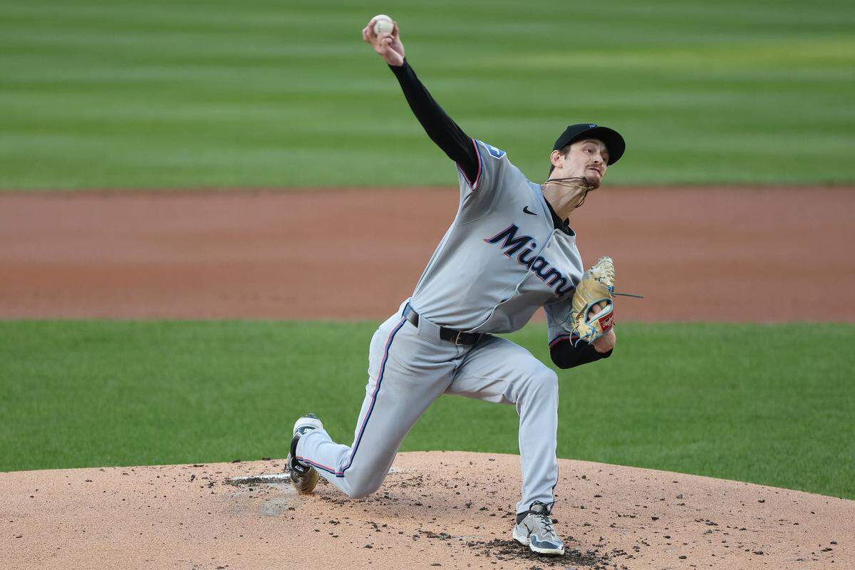 El abridor de los Marlins de Miami Adam Mazur lanza en el primer inning del partido ante los Nacionales, celebrado el 2 de septiembre de 2025 en Washington.