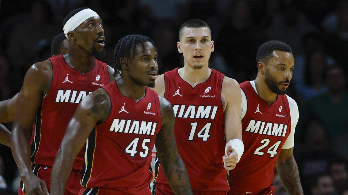 Los jugadores del Heat Bam Adebayo,  Davion Mitchell, Tyler Herro y Norman Powell (de izq. a der.) regresan al banco tras un tiempo pedido en el partido ante los Bucks de Milwaukee, celebrado el 26 de noviembre de 2025 en Miami. 