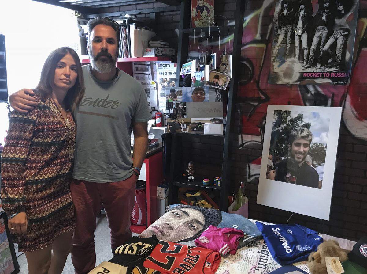 Patricia y Manuel Oliver en la habitación de Joaquín el miércoles 11 de abril de 2018, rodeados de fotografías y hermosos recuerdos de su hijo. “Pudiéramos ser padres de una víctima del tiroteo y eso está bien”, dice Manuel. “Pero nosotros decidimos que somos padres de uno de los muchachos que está liderando el movimiento”.