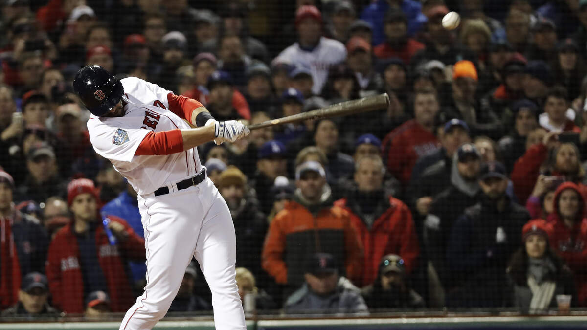 El bateador designado de los Medias Rojas J.D. Martínez pega un hit remolcador de dos carreras en el quinto inning del partido ante los Dodgers, celebrado el 24 de octubre de 2018 en Boston.