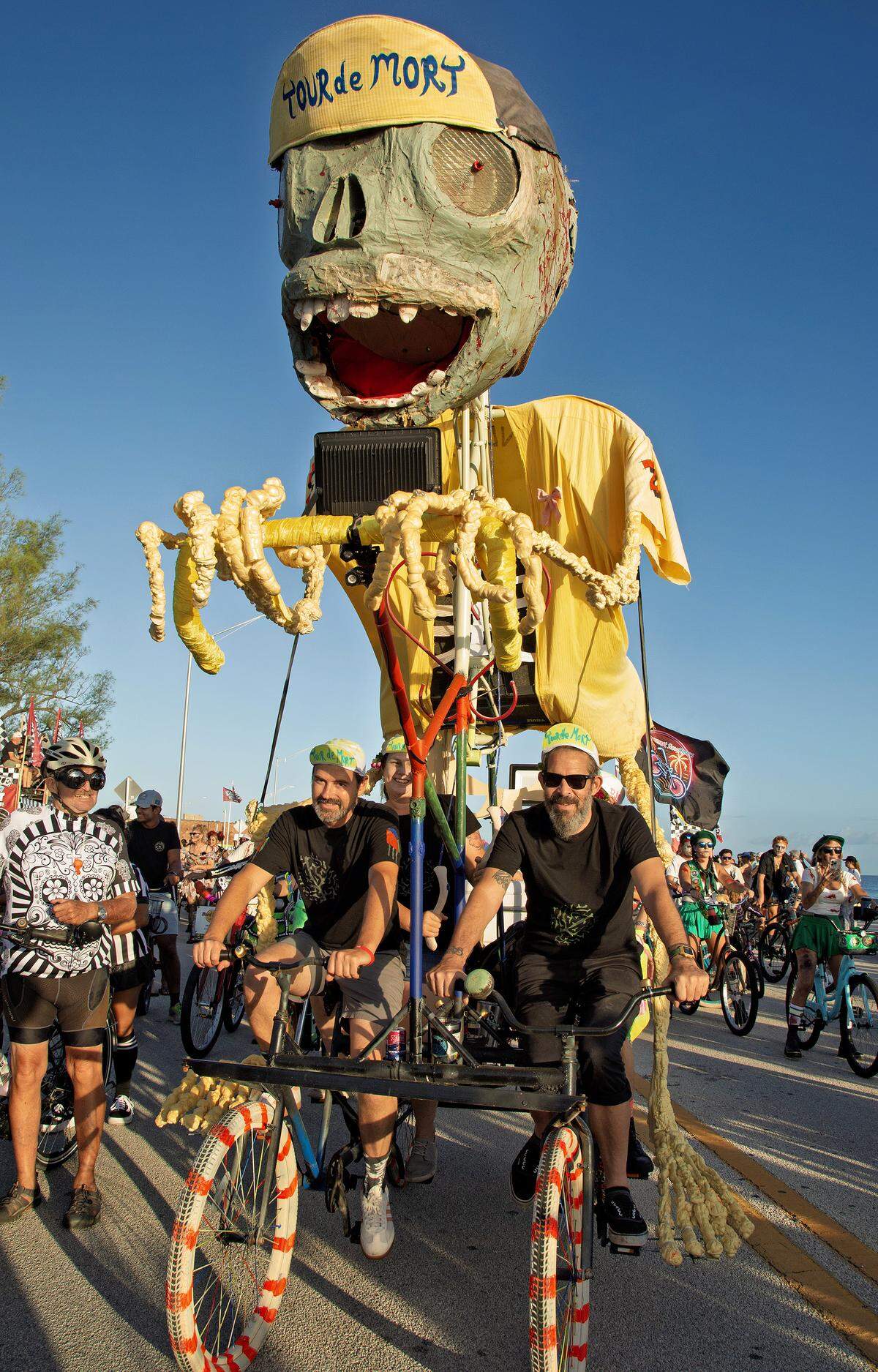 Ryan Stachurski (izq) y Tony Lúpez (dcha) pedalean su creación “Tour de Mort”, inspirada en el Tour de Francia, durante el Fantasy Fest Zombie Bike Ride en Cayo Hueso, Florida. Este peculiar evento familiar regresa el domingo 19 de octubre de 2025, invitando a miles de “zombis” a pedalear desde Fort East Martello hasta el casco antiguo como parte de la celebración de 10 días del Fantasy Fest, con la temática “Cuentos para dormir y monstruos mágicos”, del 17 al 26 de octubre.  FOR EDITORIAL USE ONLY (Carol Tedesco/Florida Keys News Bureau) 