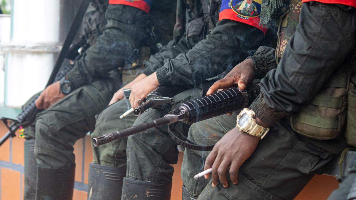 Guerrilleros del grupo disidente FARC-EMC asisten a un encuentro con representantes del gobierno de Colombia, el 16 de abril de 2023, en San Vicente del Caguán, Colombia.