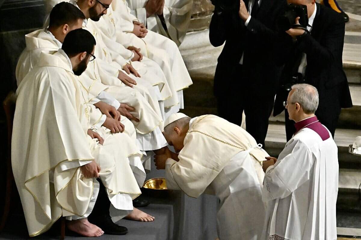 El papa León XIV realiza el Lavatorio de los pies durante la Misa de la Cena del Señor en la Archibasílica de San Juan de Letrán, en Roma, el 2 de abril de 2026.