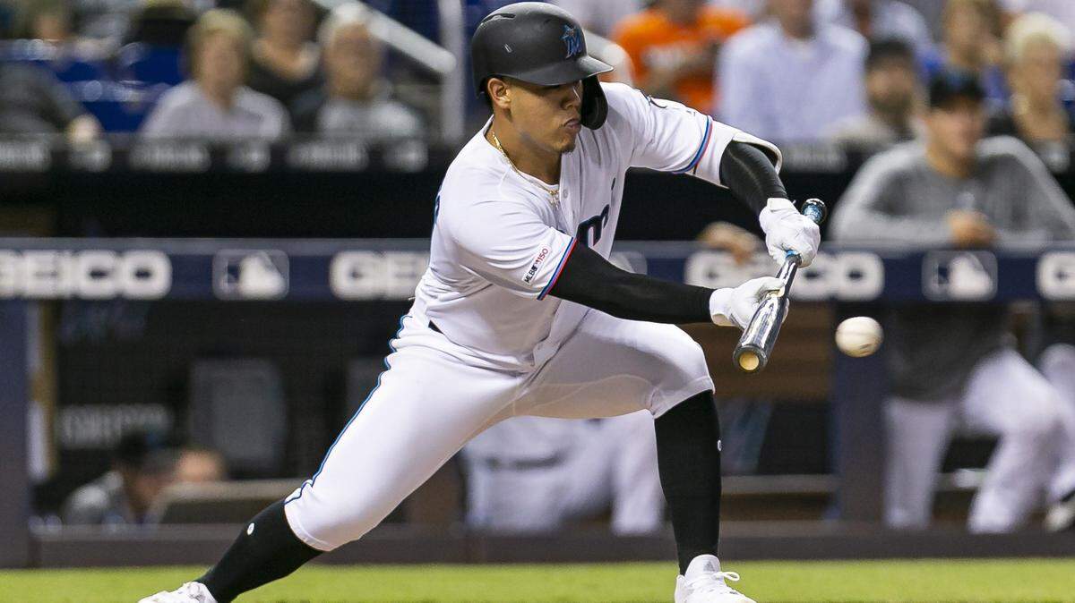ORDAN YAMAMOTO toca la bola contra los Padres en la segunda entrada del juego del 16 de julio del 2019.