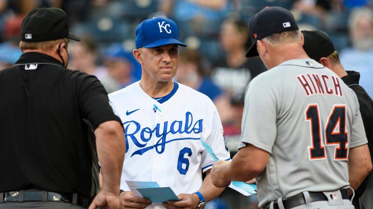El coach de banco de los Reales de Kansas City Pedro Grifol se reúne con el manager de los Tigres A.J. Hinch antes del inicio del partido celebrado el 14 de junio de 2021 en Kansas City.
