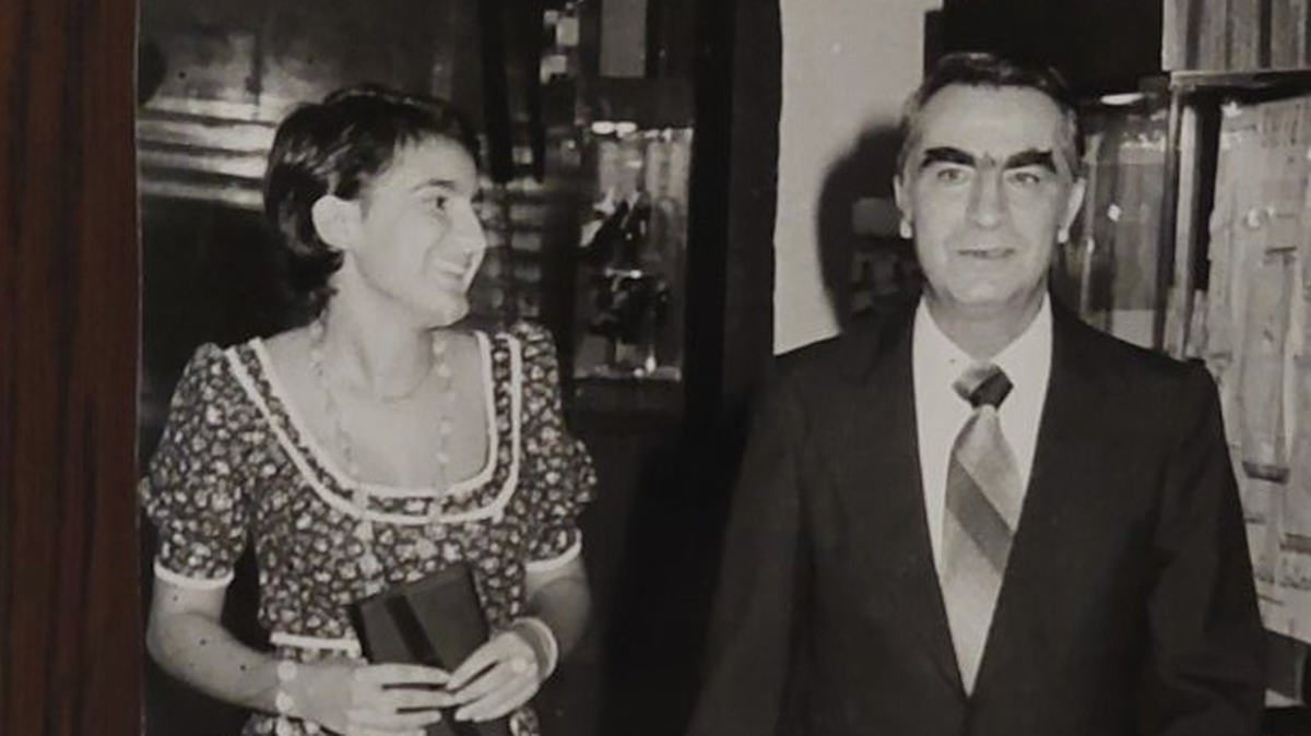 El poeta Aco Sopov y su hija Jasmina en Dakar, Senegal, 1974.