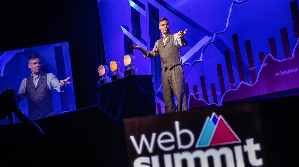 Charlie Caper, director creativo de Furhat Robotics, habla en el escenario Auto/Tech y TalkRobot durante el tercer día de Web Summit 2021 en el Parque das Nacoes de Lisboa.