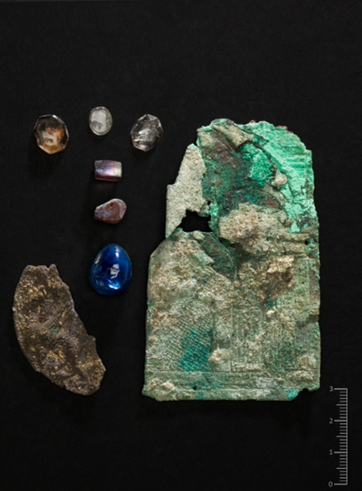 El plato, el medallón y las cuentas de cristal que se cree pertenecieron al relicario de la catedral.