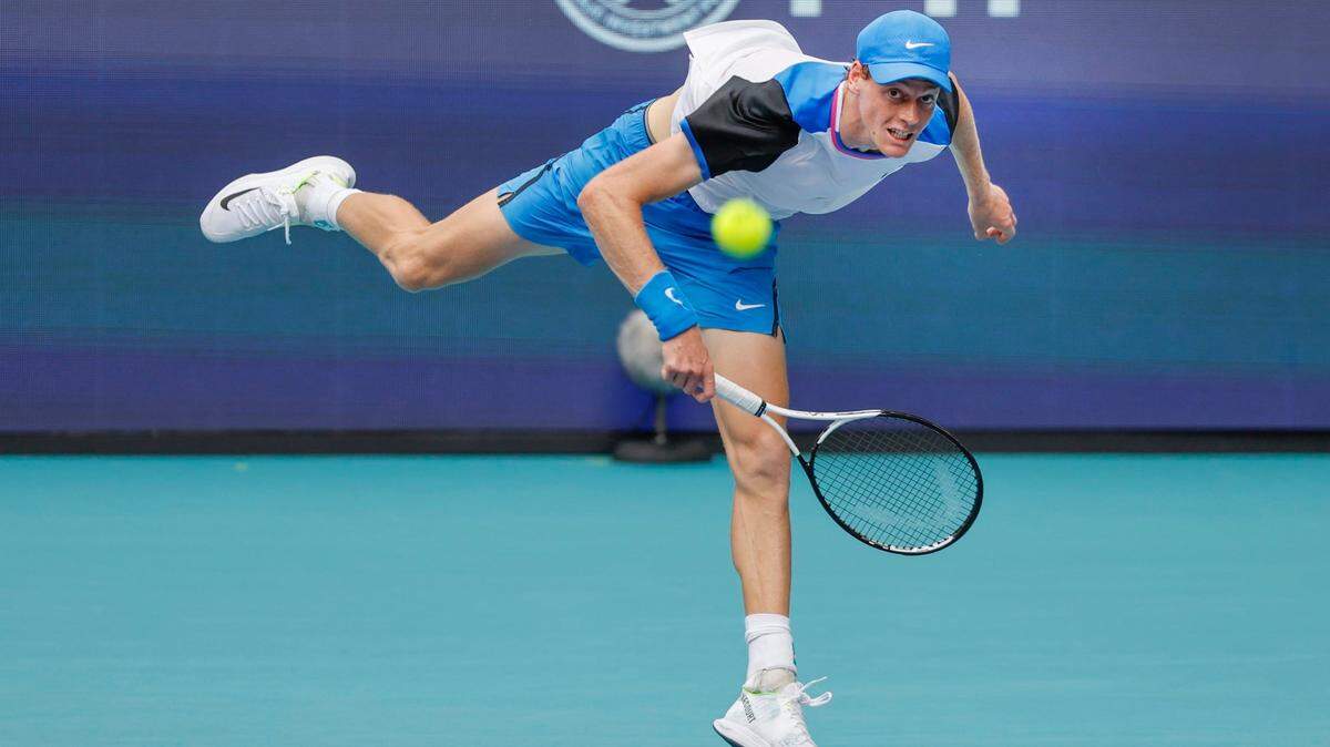 El italiano Jannik Sinner derrotó el miércoles 6-4, 6-2 al checo Tomas Machac y avanzó a las semifinales del Miami Open.