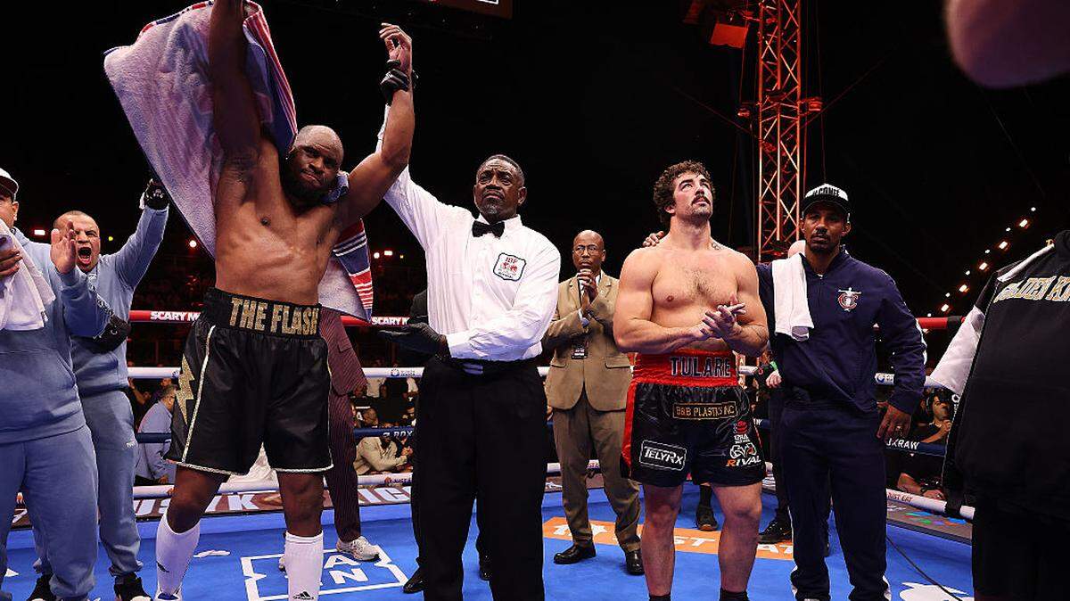 El peleador cubano Frank Sánchez (izq.) celebra el triunfo por nocaut ante Richard Tórrez Jr., en la pelea celebrada el 23 de mayo de 2026 al pie de la pirámide de Giza, El Cairo, Egipto. 