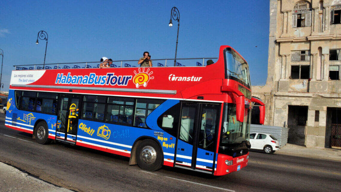 Sin turismo ni transporte, Cuba baja el precio de su Bus Tour de dos pisos en La Habana