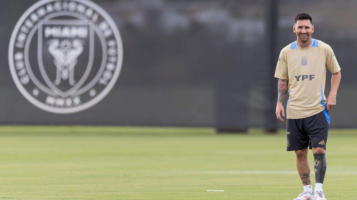 El delantero Lionel Messi (centro) entrena con sus compañeros de equipo de la selección argentina en una práctica en las instalaciones del Inter Miami, el 5 de junio de 2024 en Fort Lauderdale.