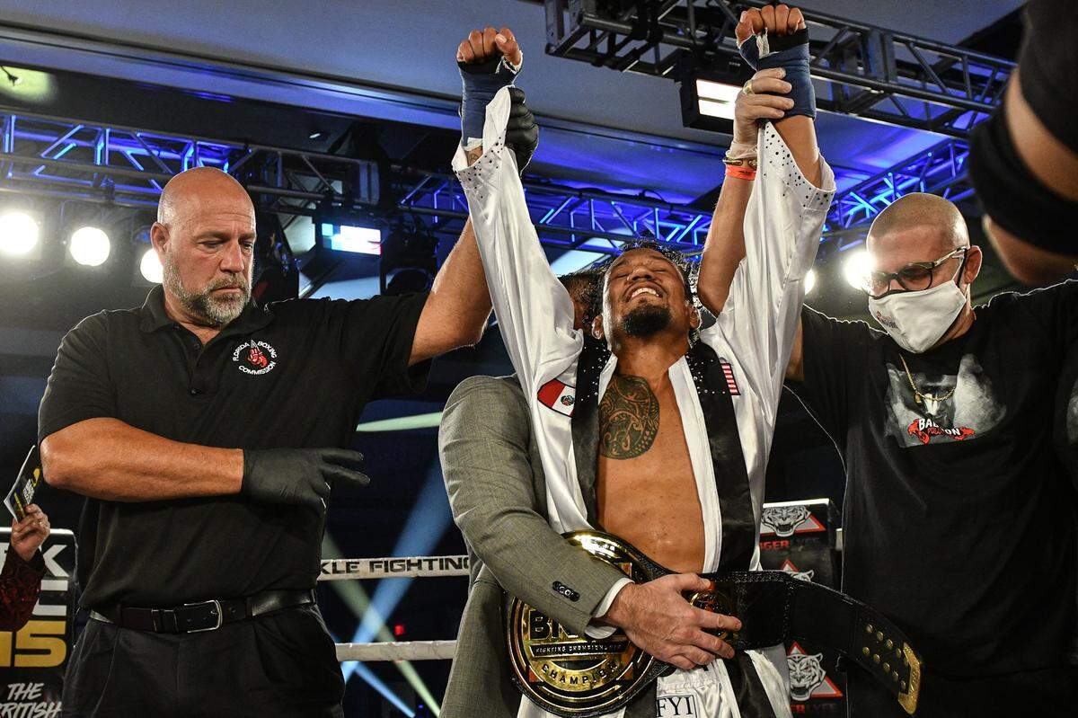 Luis Palomino fue votado como el Mejor Peleador Masculino de Bare Knuckle Fighting Championship en el 2021, luego de dos defensas exitosas de su cinturón de las 155 libras y sobrevivir a un complicado ataque de coronavirus