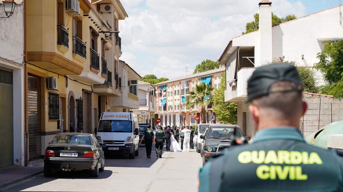 La Guardia Civil y los servicios funerarios en la puerta del domicilio donde se ha producido el asesinado de nos menores y posterior suicidio del asesino , a 20 de mayo de 2024 en Granada (Andalucía, España). Un hombre de unos 72 años que permanecía atrincherado desde última hora de la tarde del domingo junto a sus dos nietos en una vivienda de Huétor Tájar (Granada) ha matado a ambos menores y se ha suicidado después, según han detallado a Europa Press fuentes de la Guardia Civil. Arsenio Zurita 20/5/2024