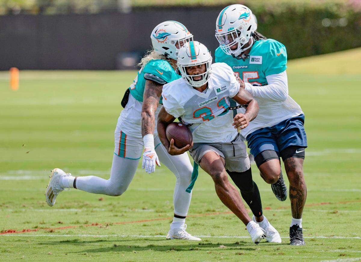 El running back Raheem Mostert corre con el ovoide durante la práctica del equipo en el Baptist Health Training Complex en Miami Gardens, el 22 de septiembre de 2022.