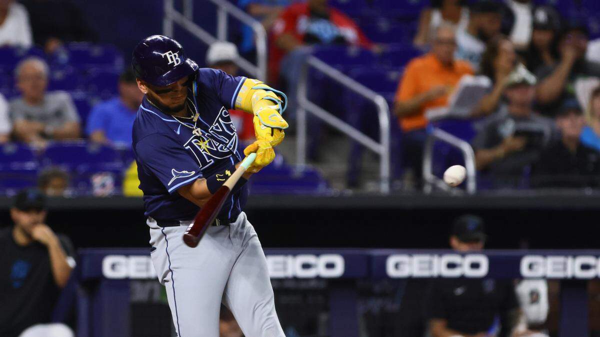 Isaac Paredes contabiliza el mayor número de imparables (64) entre los bateadores de los Rays de Tampa Bay, con los cuales suma 10 cuadrangulares, 13 dobles y 37 remolcadas.