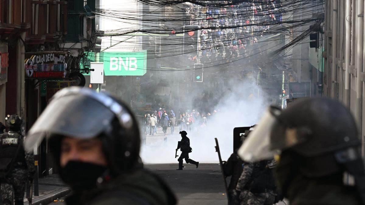 Manifestantes se enfrentan con la policía antidisturbios durante una protesta contra el presidente Rodrigo Paz en La Paz el 25 de mayo de 2026.