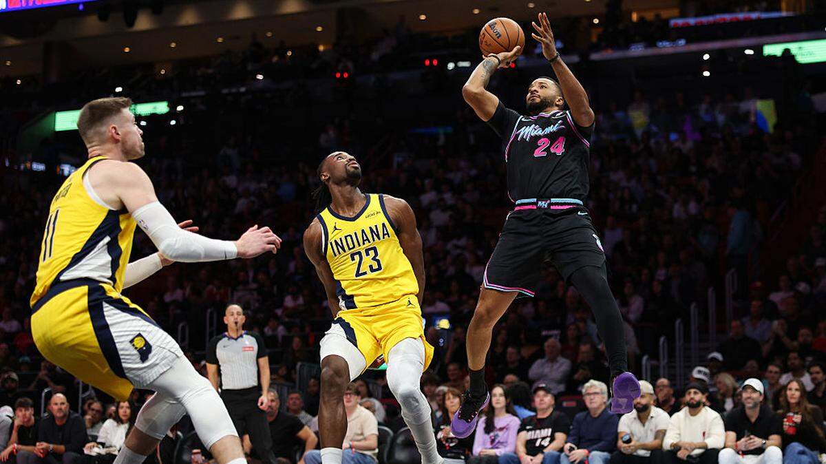 El jugador del Heat Norman Powell tira al aro ante la defensa de los Pacers de Indiana, en el partido celebrado el 27 de diciembre de 2025 en Miami.
