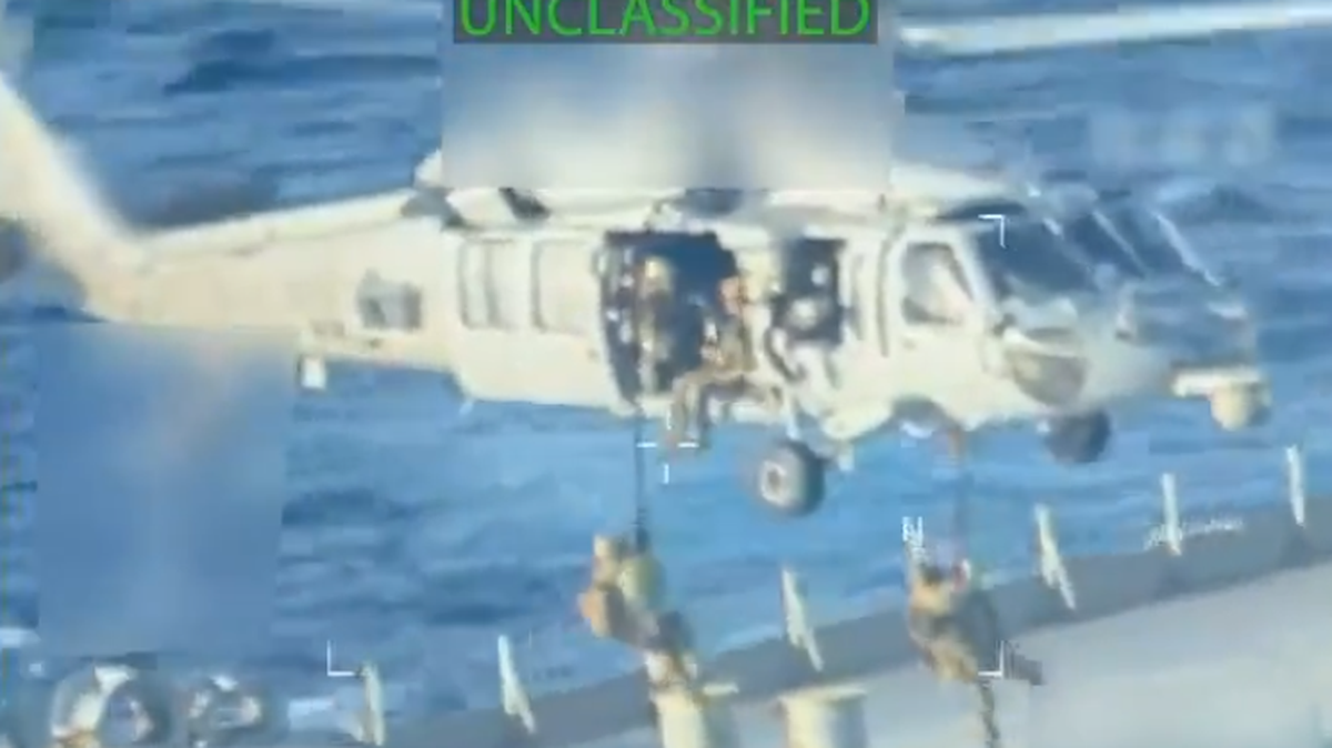Imagen tomada de un video compartido por la fiscal general de Estados Unidos, Pam Bondi, en la red social X, el miércoles 10 de diciembre de 2025. En ella se observa a militares estadounidenses bajando de un helicóptero para proceder a confiscar un buque petrolero, cerca de la costa de Venezuela.