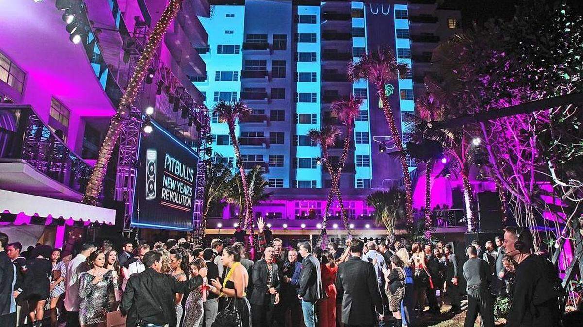 Personas se reúnen alrededor del escenario antes del concierto de Año Nuevo de Pitbull en el Hotel Thompson Miami Beach en 2014. 