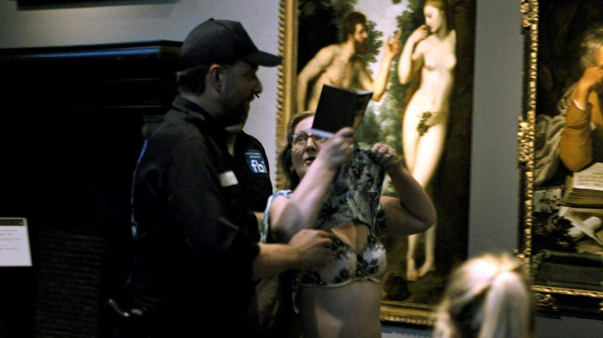 Vigilantes de seguridad de la Casa Museo de Paul Rubens, en Amberes, impiden a los turistas ver los cuadros que muestran desnudos en un anuncio de Turismo de Flandes, en el que denuncian la censura de Facebook a las pinturas de artistas flamencos.
