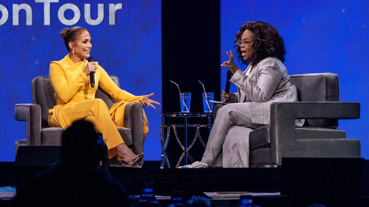 Oprah y Jennifer López conversan como parte de la gira, “Oprah’s 2020 Vision: Your Life in Focus Tour”, el domingo, 29 de febrero de 2020, en Inglewood, California.