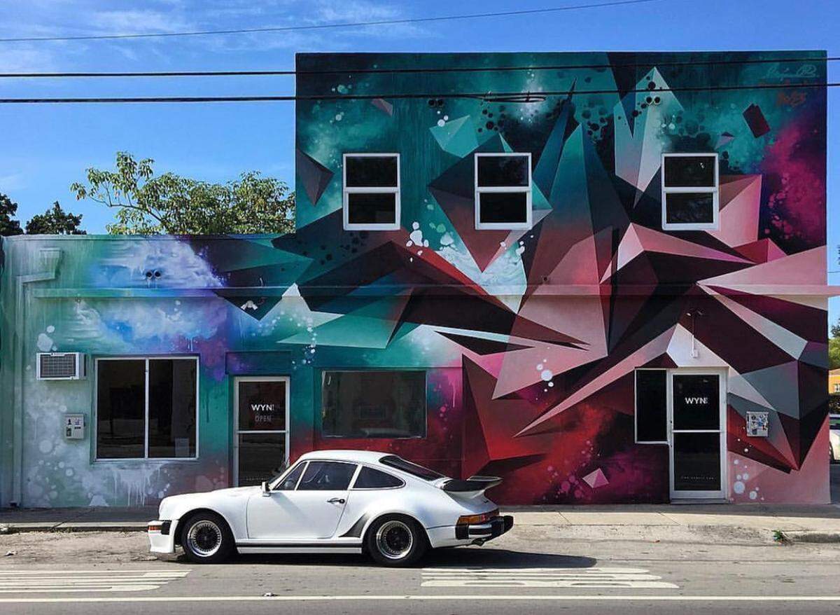 Como parte del Wynwood Mural Fest, el WYN 317 presenta un mural pintado por Meme Va, Deity La y Nico Mia de Few & Far Women, una organización sin fines de lucro que celebra a las artistas femeninas.