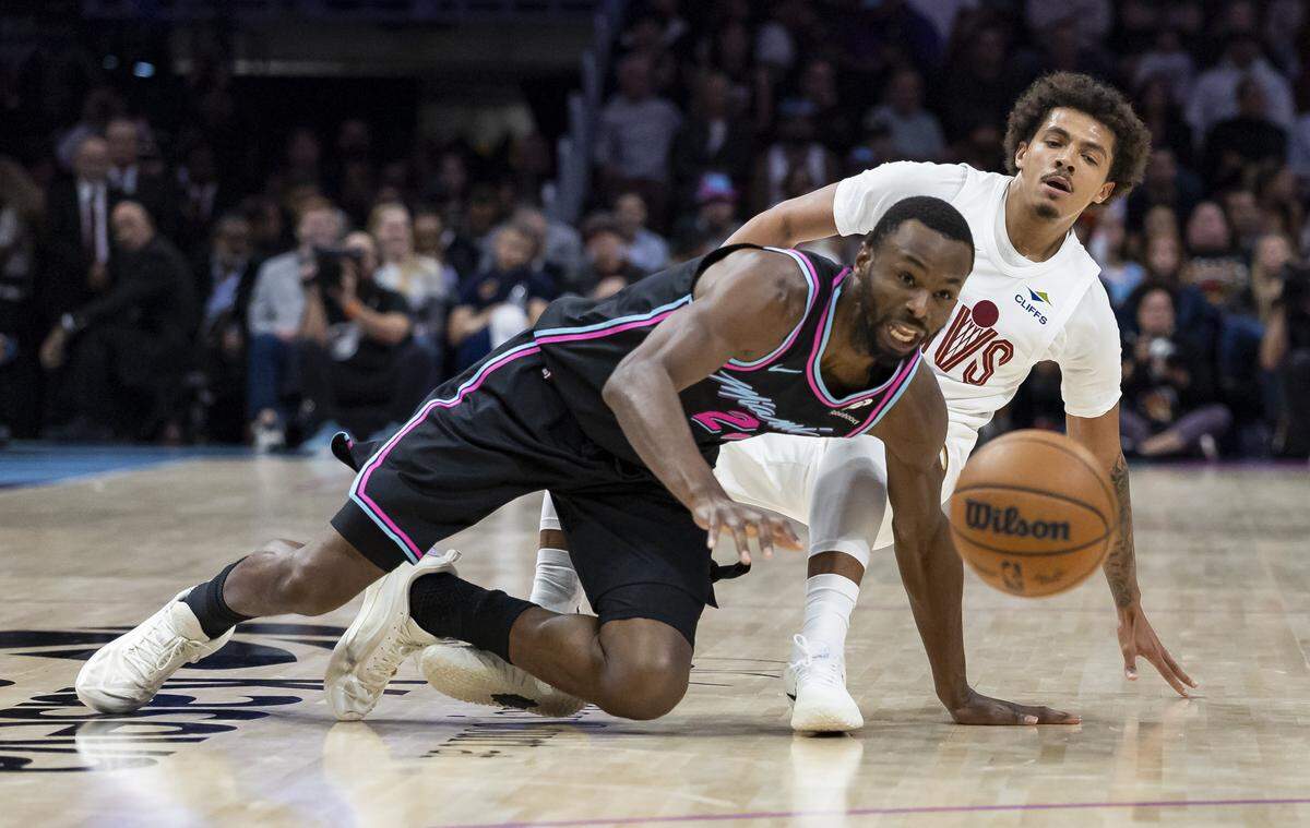 El jugador del Heat Andrew Wiggins (izq.) lucha por una pelota en el partido contra los Cavaliers de Cleveland, celebrado el 12 de noviembre de 2025 en Miami.