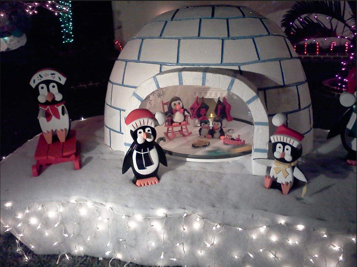 Carlos San Martín ha encontrado la inspiración para sus exhibiciones de Navidad en los lindos adornos y diseños del papel de regalo.