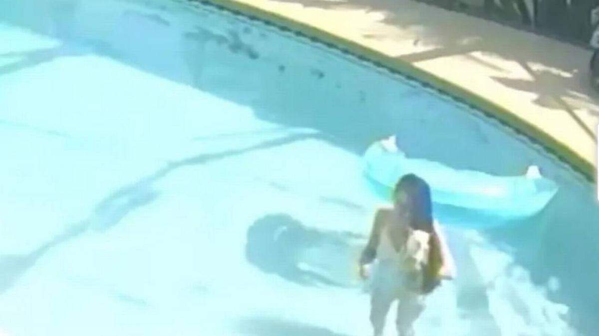 Erica Black es acusada de ahogar a su perra en una piscina en la Florida como se ve en un video de seguridad de su hogar.