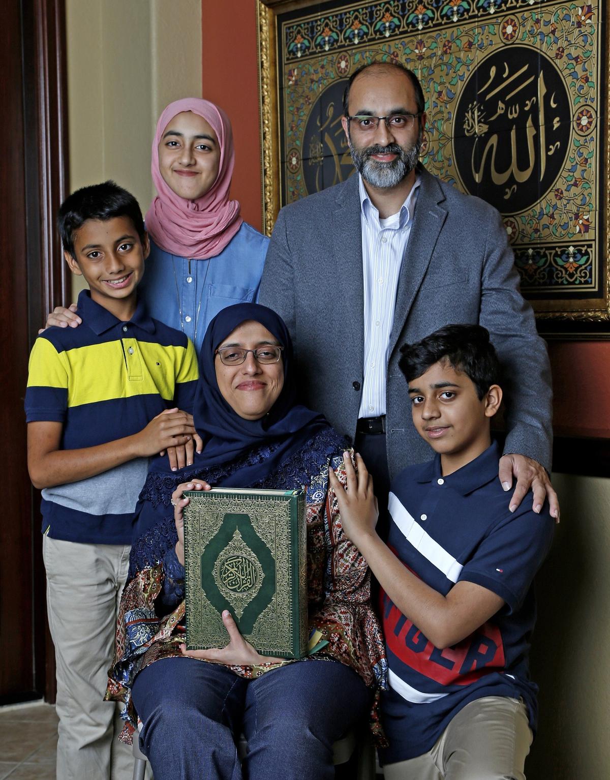 La doctora Aisha Subhani, médico de urgencias nacida en Coral Gables de padres pakistaníes, junto a su esposo, Rehan Naqui, y sus hijos, una hembra de 16 años y dos varones de 12 y 10 años.