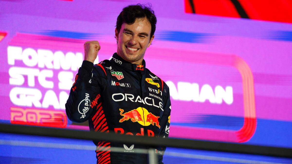 Sergio Pérez resistió la carga del bicampeón vigente Max Verstappen desde la 15ta plaza para liderar el 1-2 de Red Bull en el Gran Premio de Arabia Saudí.