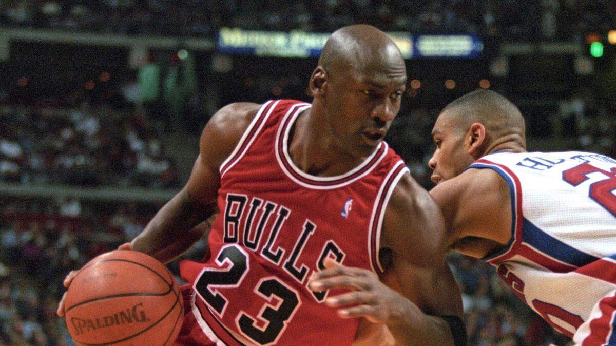 Foto de archivo. Una camiseta de los Bulls de Chicago que Michael Jordan (izq.) vistió en la temporada 1996-1997 alcanzó los $4,7 millones en una subasta, informó este lunes la casa Sotheby’s.