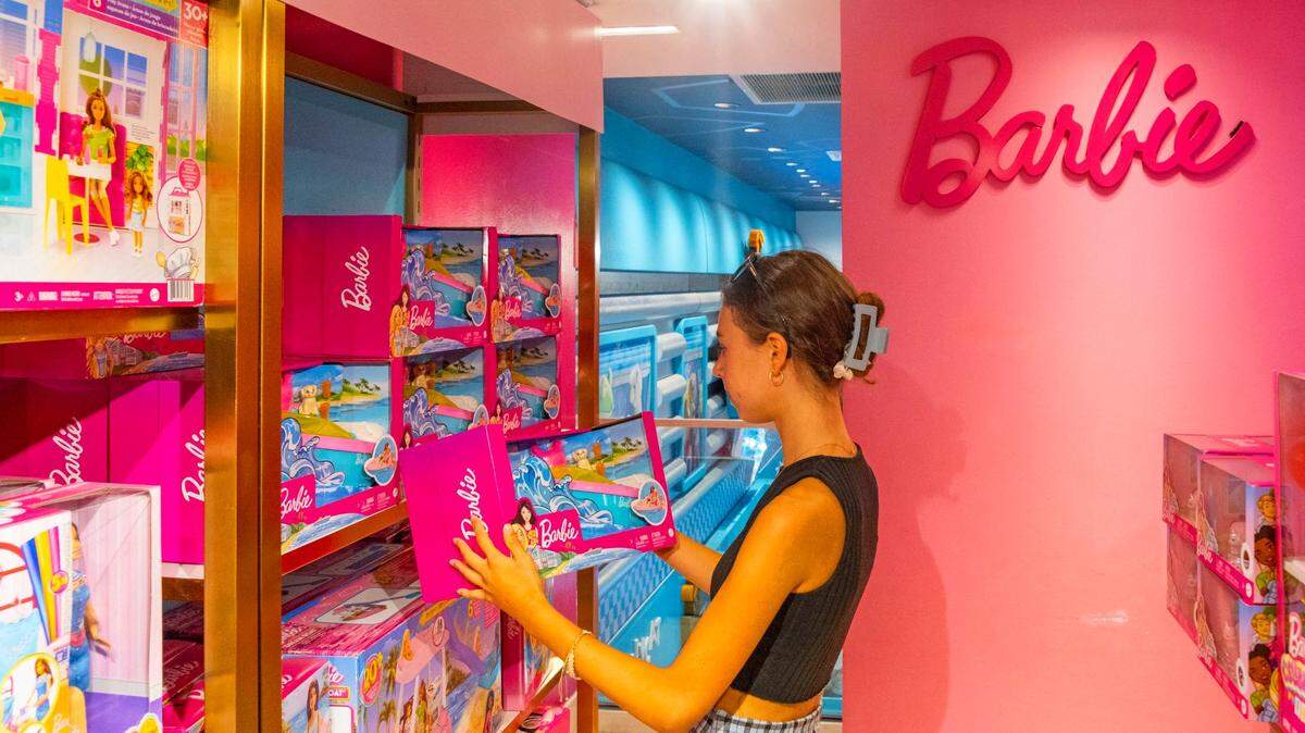 Tienda de juguetes FAO Schwarz, muñecas Barbie en Nueva York, Manhattan, Rockefeller Center.