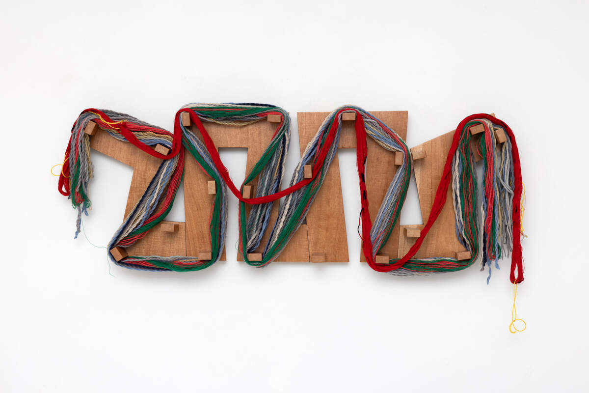 “Serpiente bicéfala”, 2026, de Antonio Pichillá. Escultura de hilo y madera. El artista incorpora el urdidor, tradicionalmente utilizado para crear patrones textiles, al esqueleto de su pieza. Lo reinterpreta, como en gran parte de su obra, a través de los movimientos zigzagueantes de Kukulkán, la serpiente emplumada para los mayas.