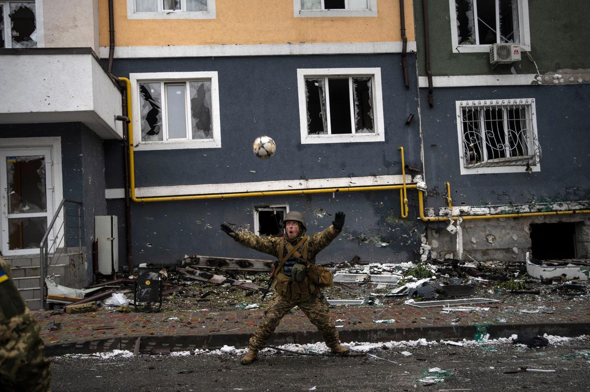 Un soldado ucraniano en Irpin, en las afueras de Kyiv, Ucrania, el sábado 2 de abril de 2022