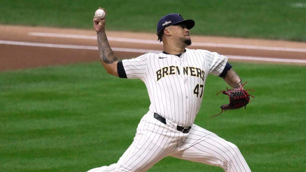 La pasada temporada Frankie Montás lanzó para los Rojos de Cincinnati y luego se unió a los Cerveceros de Milwaukee, con quienes avanzó hasta la postemporada.