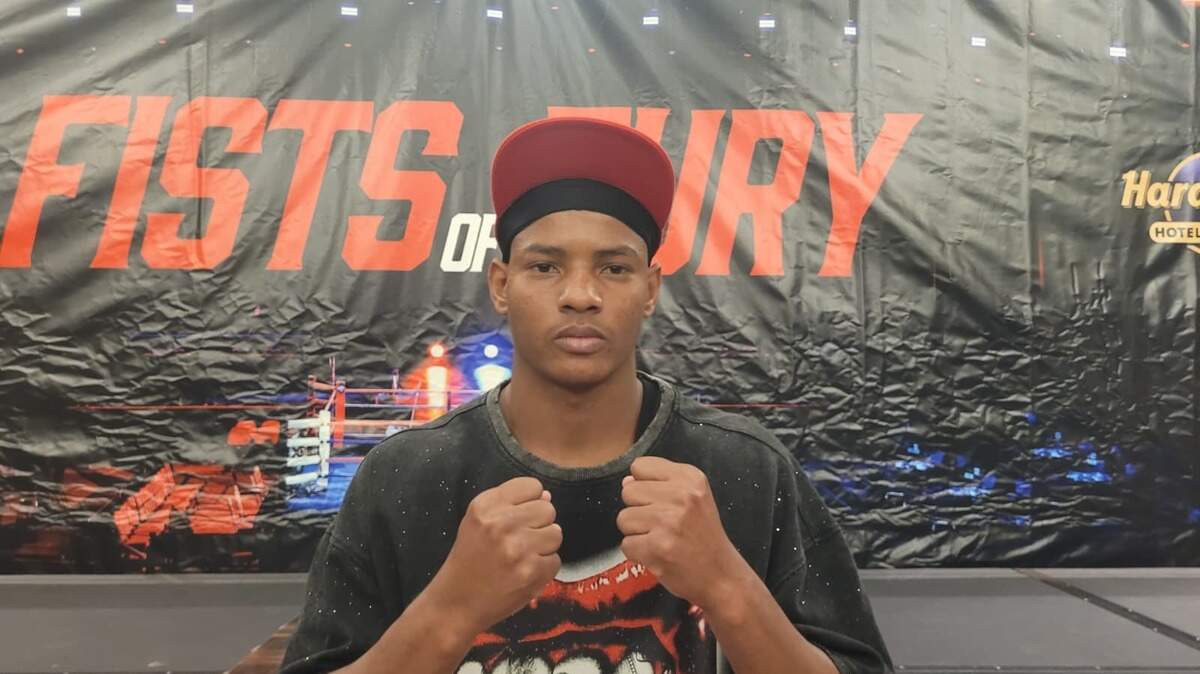 En un momento donde muchos boxeadores jóvenes aún sueñan con los Juegos Olímpicos, Pedro Veitía decidió tomar el camino difícil, pero directo: el del boxeo profesional. .