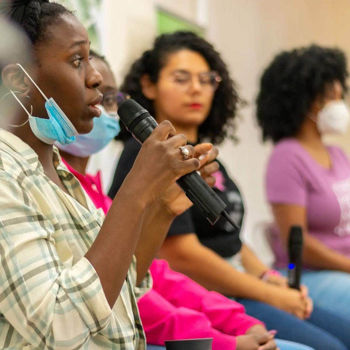 Dr. Chrissy Justilien (Hablando), Esther McCant, Maria Valenzuela, y Nicky Dawkins. Las últimas 3 son doulas, acompañante capacitada que apoya a a las madres en el parto, hablando durante el primer Baby Shower Comunitario que organizó Tree of Life Parentig Center en Coral Gables en 2021