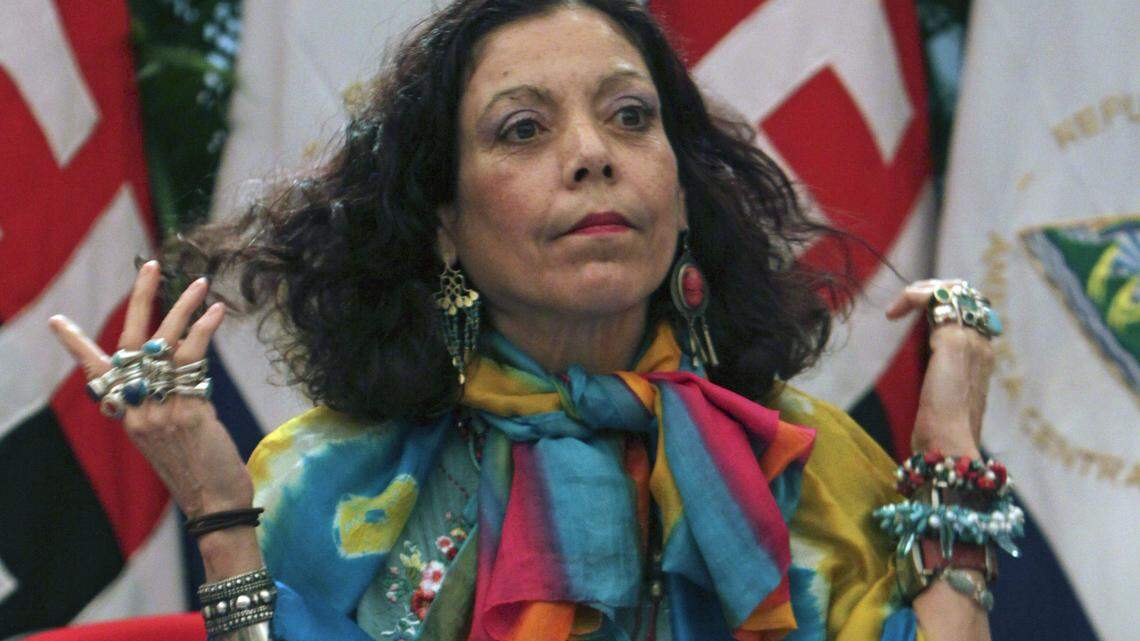 Rosario Murillo se dirige a la prensa en una conferencia en Managua en octubre del 2011.