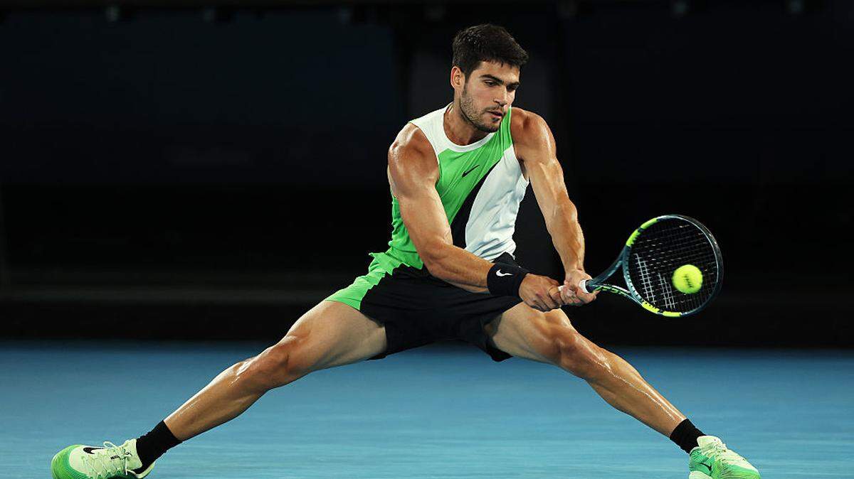 El español Carlos Alcaraz batió 7-5, 6-2 y 6-1 al australiano Alex de Miñaur y alcanzó por primera vez en su carrera las semifinales del Abierto de Australia.
