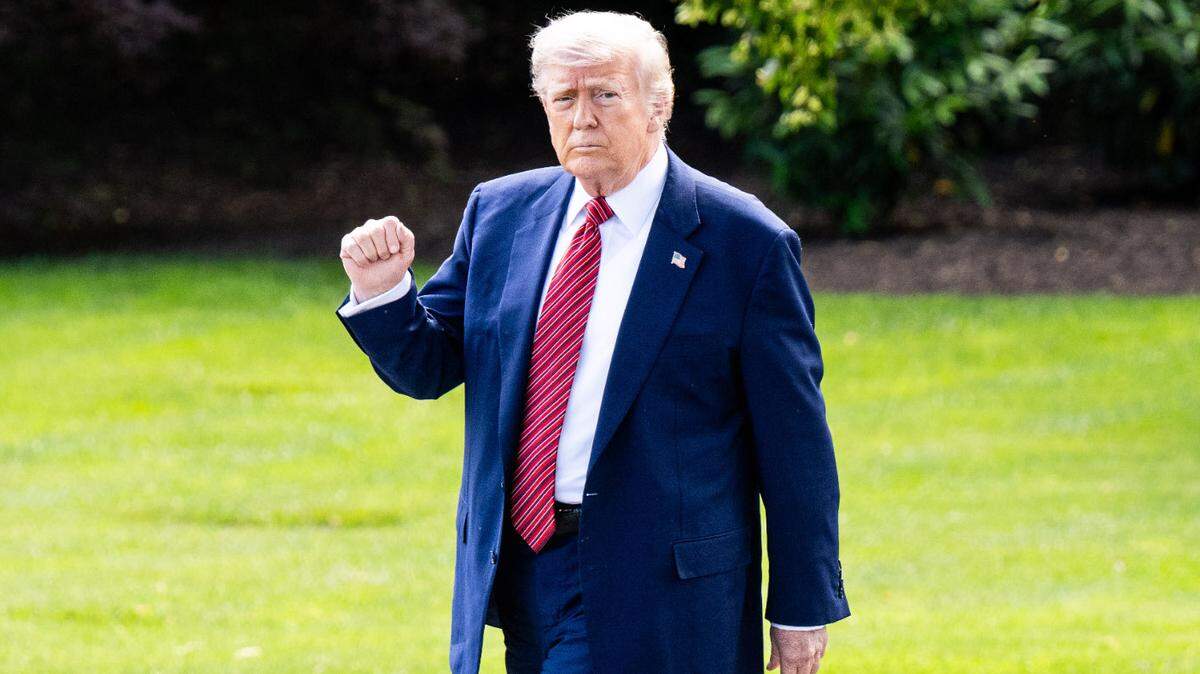 El presidente Donald Trump levanta el puño mientras camina hacia el helicóptero Marine One en el Jardín Sur de la Casa Blanca en Washington, D.C.