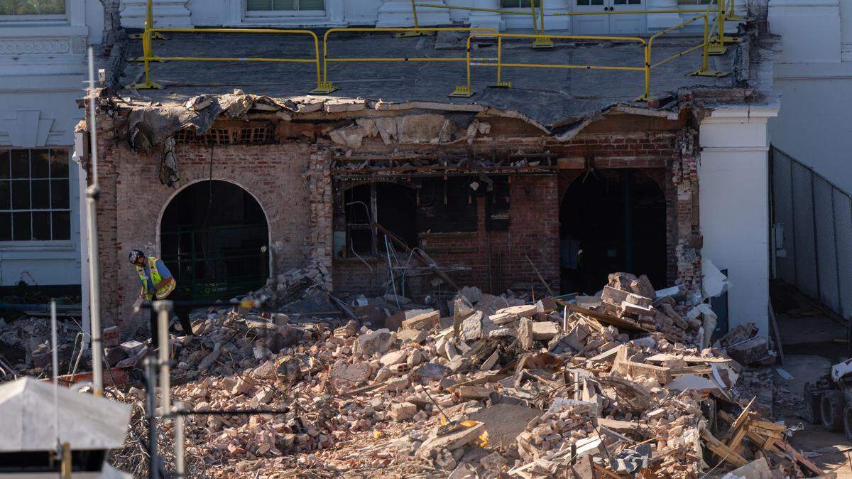 WASHINGTON, DC - OCTOBER 23: A worker clears rubble after the East Wing of the White House was demolished on October 23, 2025 in Washington, DC. The demolition is part of U.S. President Donald Trump's plan to build a ballroom reportedly costing at least $250 million on the eastern side of the White House. (Photo by Eric Lee/Getty Images)