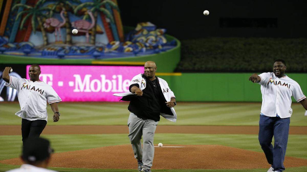 Edgar Rentería, Liván Hernández y Charles Johnson (de izq. a der.) durante el primer lanzamiento ceremonial antes del inicio del partido entre los Marlins y los Bravos, el 11 de abril de 2017 en Miami.