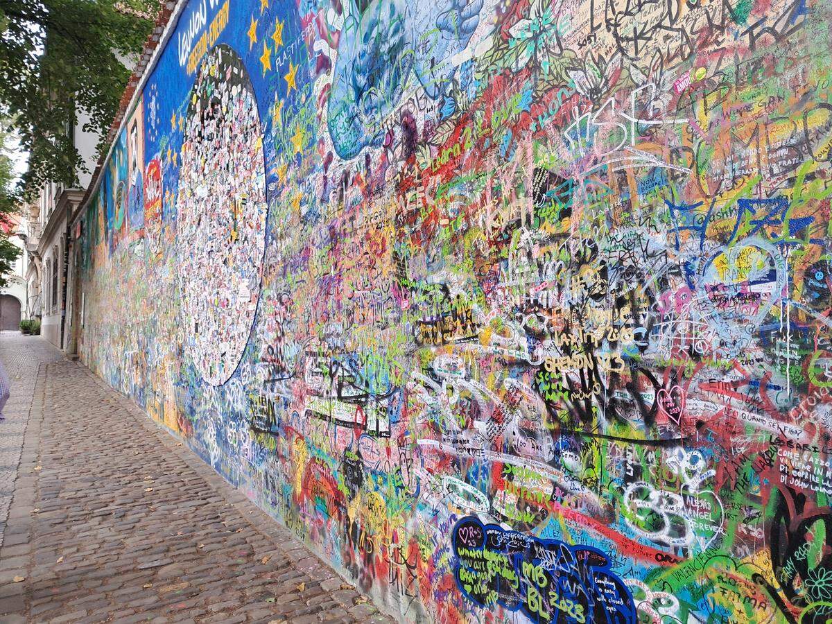 El muro de John Lennon es un espacio para proclamar la libertad y los derechos humanos. Hoy es un lugar de peregrinaje y zona predilecta de instagramers de todo el mundo.