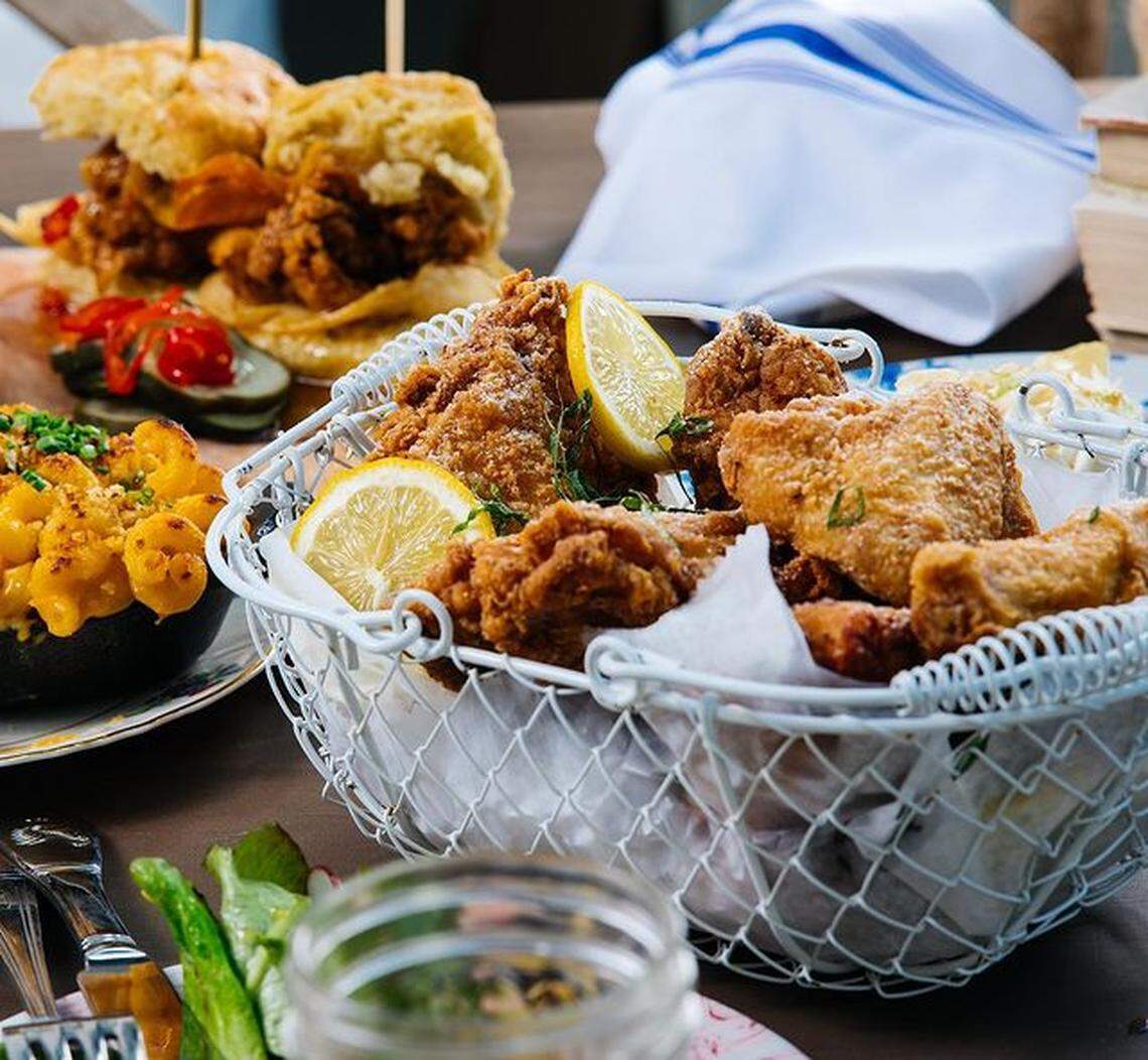 Desde pollo frito y los huevos rellenos hasta el pegajoso pan de cuchara de maíz, Root & Bone cubre los clásicos y algo más.