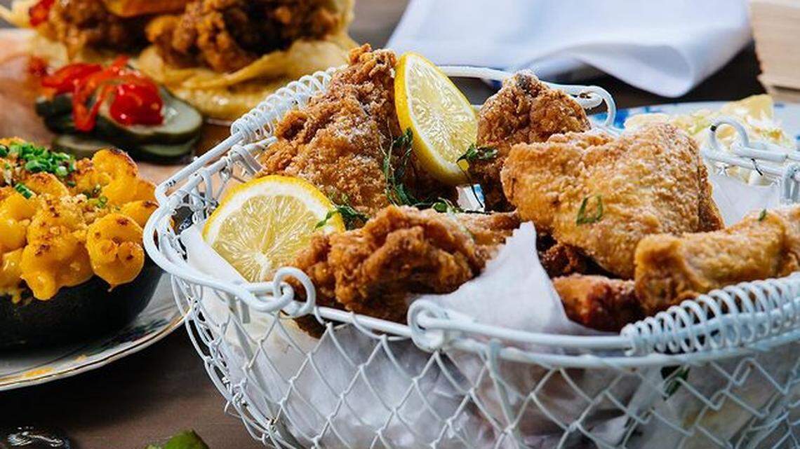 Desde pollo frito y los huevos rellenos hasta el pegajoso pan de cuchara de maíz, Root & Bone cubre los clásicos y algo más.